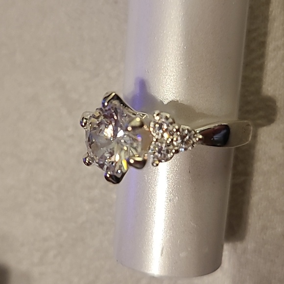 4 RING BUNDLE OF FASHION RINGS ALL SIZE 7 - Picture 5 of 16